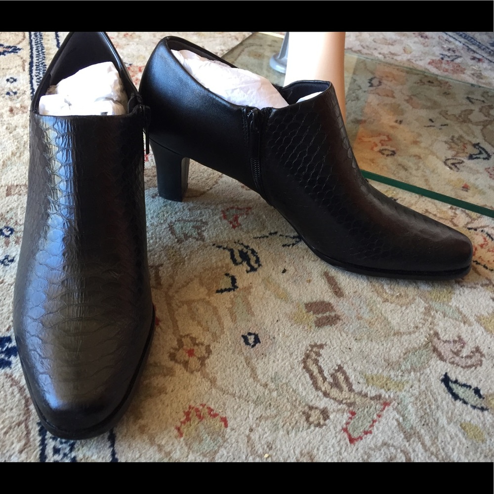 Trotters Black Snake Booties size 10.5 ss